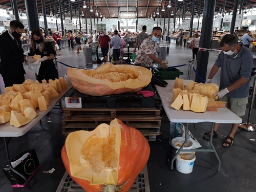 Reparto en porciones de la calabaza gigante de 456 kilos del Mercado Central