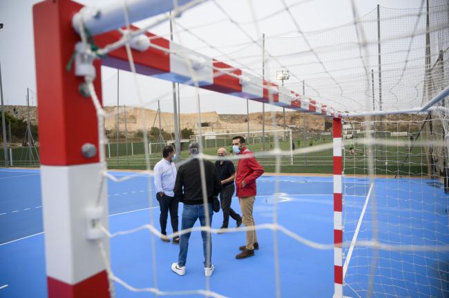 El Ayuntamiento invierte más de 30.000 euros en las pistas polideportivas de Los Ángeles