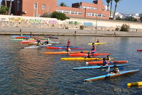 Los Juegos Deportivos Municipales de Piragüismo regresan a la Playa de Las Almadrabillas