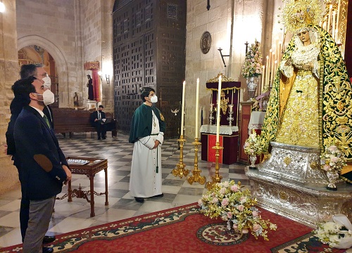 Veneración de la Esperanza Macarena en la Catedral