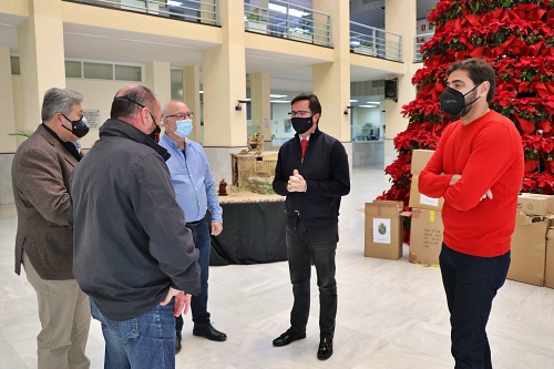 La Hermandad de Antiguos Guardias Civiles Auxiliares entrega al Ayuntamiento de El Ejido juguetes nuevos para familias desfavorecidas