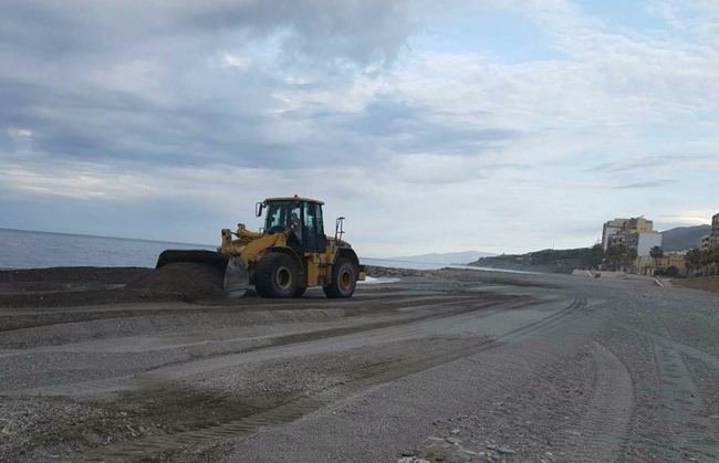 El Ayuntamiento de Adra intensifica el acondicionamiento de las playas