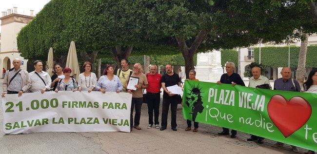 21.000 firmas para que la Plaza de la Constitución no pierda ni sus árboles ni su monumento