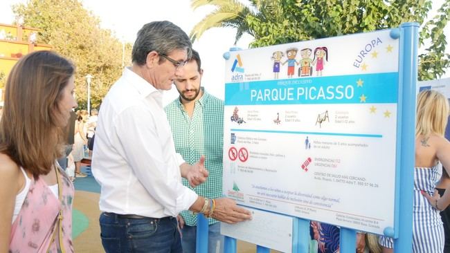 Adra inaugura su primer parque totalmente inclusivo e intergeneracional en el Paseo Picasso