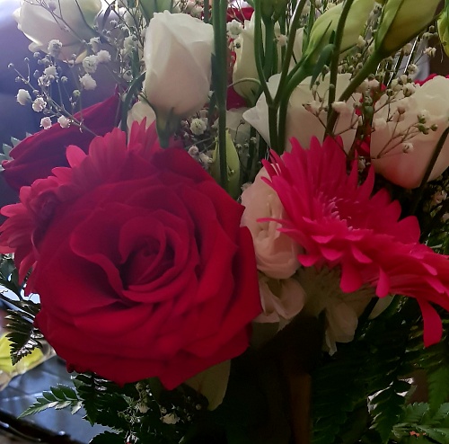 El CEIP Ferrer Guardia agradece con flores a las delegadas de padres el 'esfuerzo' en el confinamiento