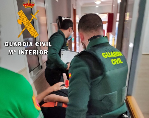 La Guardia Civil auxilia a una persona que queda inmóvil en su domicilio tras caerse