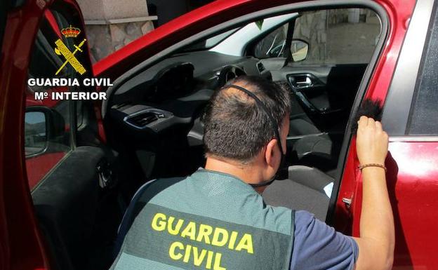 La Guardia Civil evita varios robos en interior de vehículos en Nijar