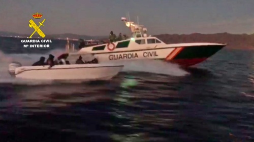 La Guardia Civil detiene al patrón de una patera con 15 personas a bordo