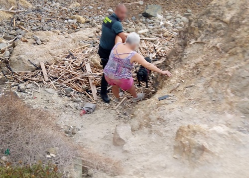 La Guardia Civil rescata a una mujer tras una caída por un acantilado en San Juan de los Terreros