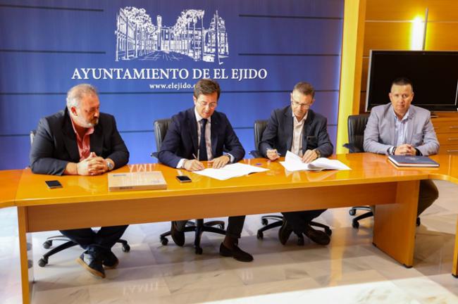 Correos y el Ayuntamiento de El Ejido firman un convenio para facilitar el pago de los tributos municipales en cualquier oficina postal