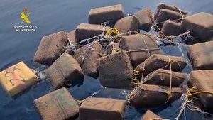 Una tonelada de hachís bajo las aguas de la costa de Almería