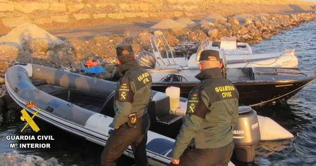 Intervienen gasolineras flotantes en la costa de Adra para contrabandistas