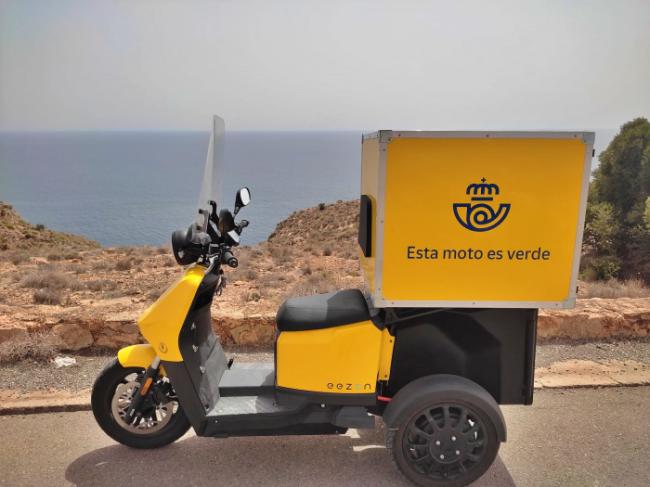 Correos incorpora tres triciclos a su flota sostenible en Almería