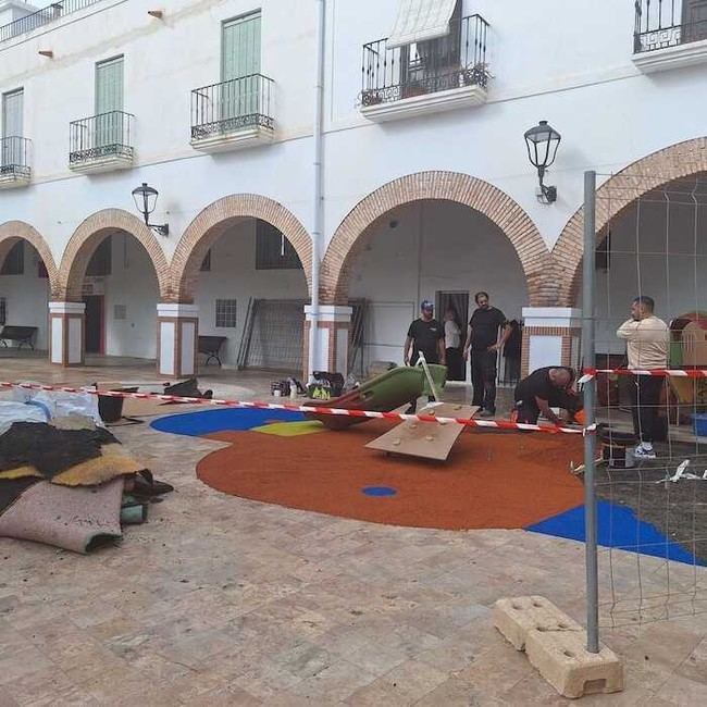 Reparan parques infantiles en Dalías para mejorar la seguridad de los niños