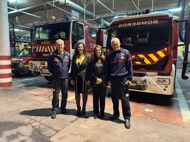 La alcaldesa de Almería reconoce el trabajo de Bomberos y Policía en Navidad