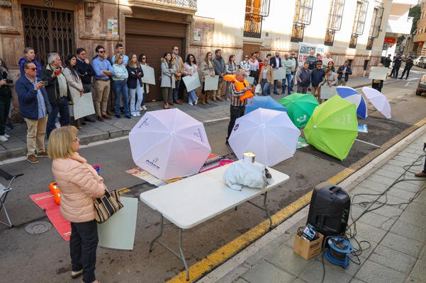 Protesta en Balerma por la erosión de su playa ante la Subdelegación de Almería