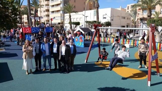 Inaugurado el 'Parque de la Gamba Roja' en Garrucha, un espacio infantil emblemático