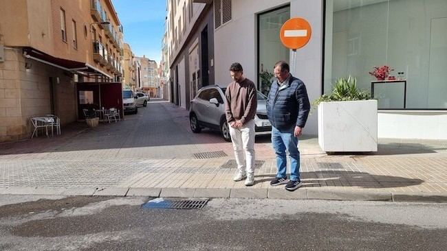 El PSOE de El Ejido exige solución al mal olor de alcantarillas en la calle Barcelona