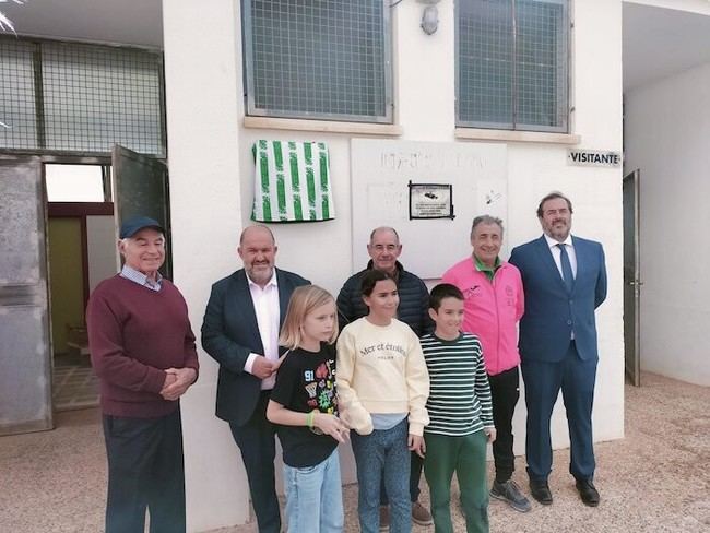 Dalías homenajea a 'El Papi' con un emotivo partido de fútbol y placa conmemorativa