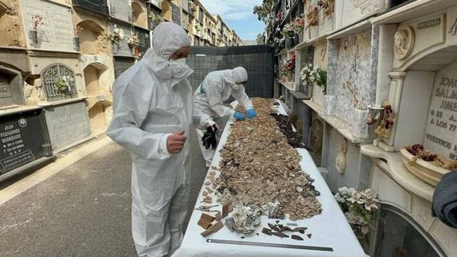 Preparativos para inhumar los restos de Los Coloraos en la Plaza Vieja de Almería