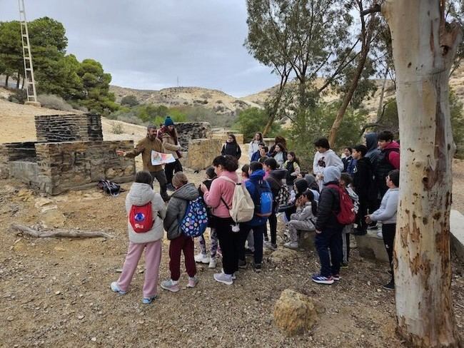 250 escolares de Huércal de Almería recorren la sierra en un programa medioambiental