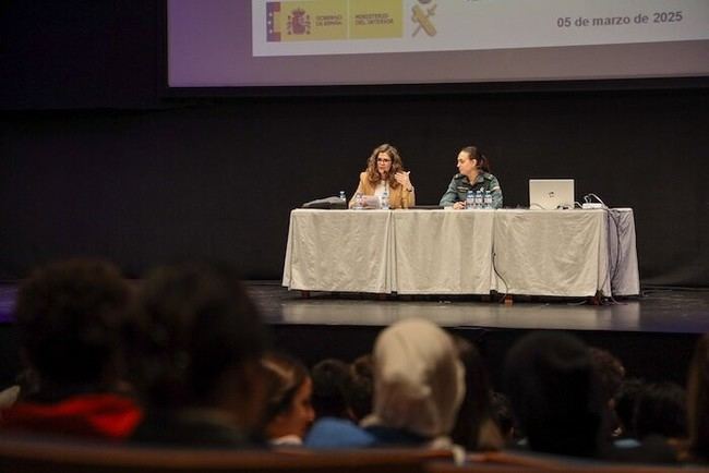 Irene Buján de la Guardia Civil imparte charla sobre mujeres referentes en El Ejido