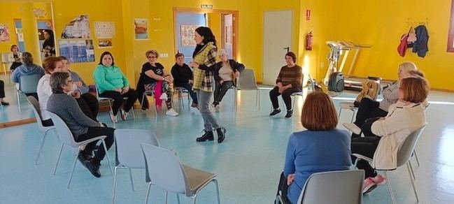 Inicia en Dalías un curso gratuito para combatir la soledad de los mayores