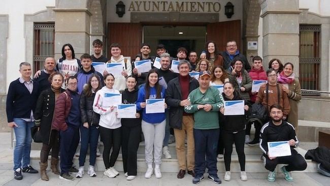 Cortés entrega diplomas a alumnos del TSEAS en Adra y destaca su labor de inclusión