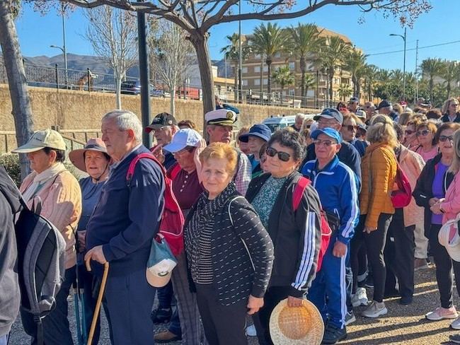 Mayores de Vícar disfrutan de una jornada en el puerto de Roquetas tras el mal tiempo