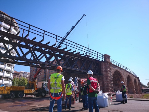 Limpieza de los arcos de piedra en las Almadrabillas en la restauración del Cable Inglés