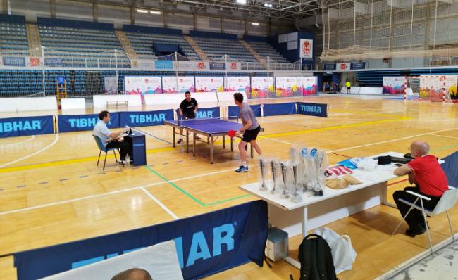 El paralímpico José Manuel Ruiz en el II Open de Tenis de Mesa de la Feria de Almería