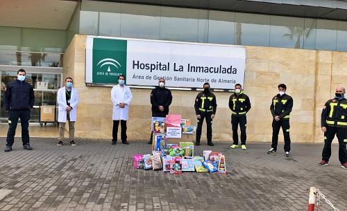 Bomberos del Levante entrega regalos a niños ingresados en el Hospital La Inmaculada