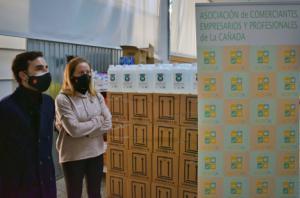 El Ayuntamiento y los comerciantes de La Cañada reparten 1.500 litros de gel hidroalcohólico