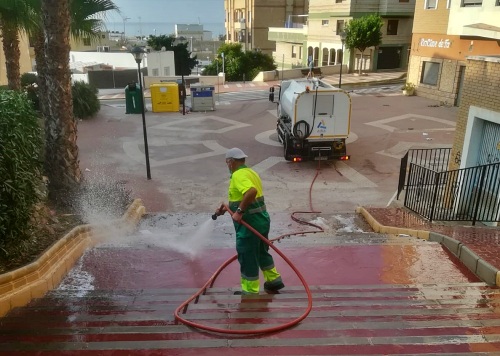 600 labores de refuerzo de limpieza y baldeo en Adra desde el inicio del #COVID19