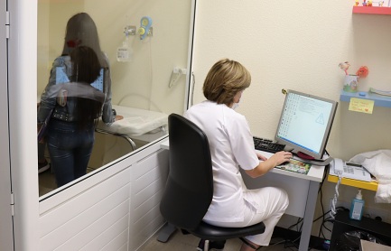 Hospital de Poniente mejora la atención pediátrica con una cabina para espirometrías