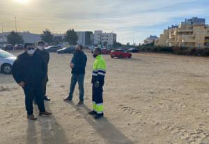 El Ayuntamiento de El Ejido adecúa para aparcamiento el solar frente al CEIP de Almerimar