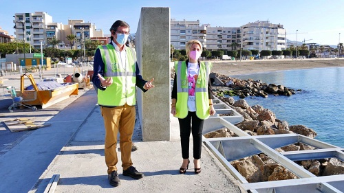 Eloisa Cabrera visita junto a Manuel Cortés la pasarela peatonal del puerto de Adra