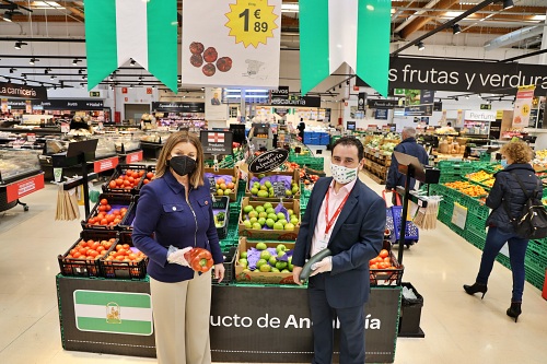 La edil de Comercio visita Carrefour El Ejido para conocer sus campañas del 28F