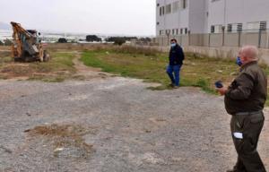 El Ayuntamiento de El Ejido adecúa solares como parking junto a colegios