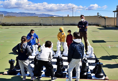 La EDM Padre Huelin juega al ajedrez a lo grande con alumnos del CEIP Los Almendros