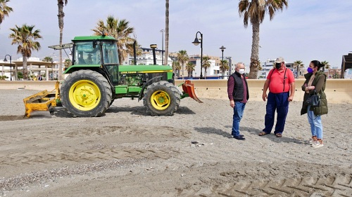 Ayuntamiento de Adra pone a punto las playas de cara a Semana Santa