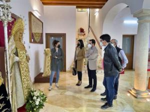 El Prendimiento muestra en una exposición el arte de vestir a la Virgen María