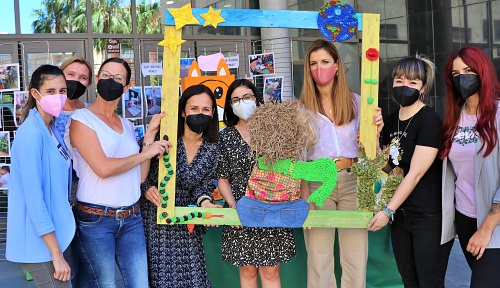 Escolares de El Ejido celebran el Día Mundial de Reciclaje con una exposición