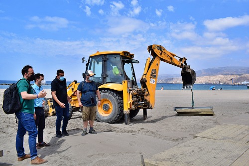 Carlos Sánchez visita el montaje de las pasarelas de las playas de Almería