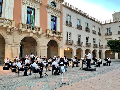 La Banda Municipal de Música deleita con pasodobles dedicados a Almería