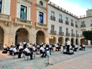 La Banda Municipal de Música deleita con pasodobles dedicados a Almería