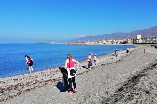 Celebrado el primer ‘Ecodomingo’ en la playa de El Censo de Adra