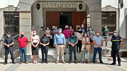 Silencio ante el Ayuntamiento de Adra contra la violencia de género