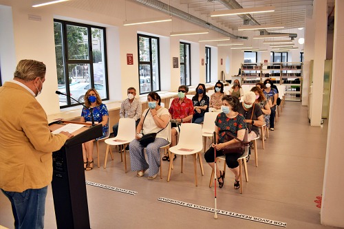 Usuarios de ONCE Almería realizan una visita guiada a la Biblioteca Central