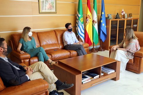 El alcalde recibe a la cineasta ejidense Nuria Vargas tras el éxito de su documental ‘Controverso’